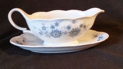 Seltmann Weidess Bavaria, Gravy Boat with Fixed Bottom Plate, Theresle Pattern