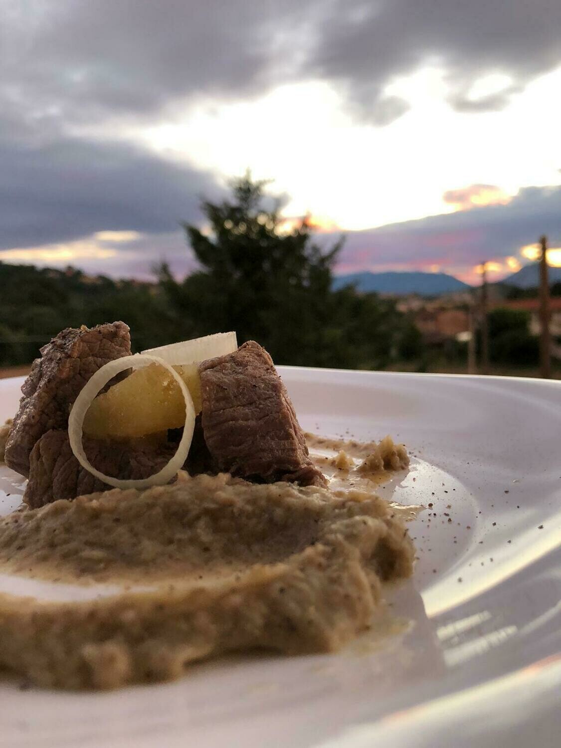 Spezzatino in umido su vellutata di patate