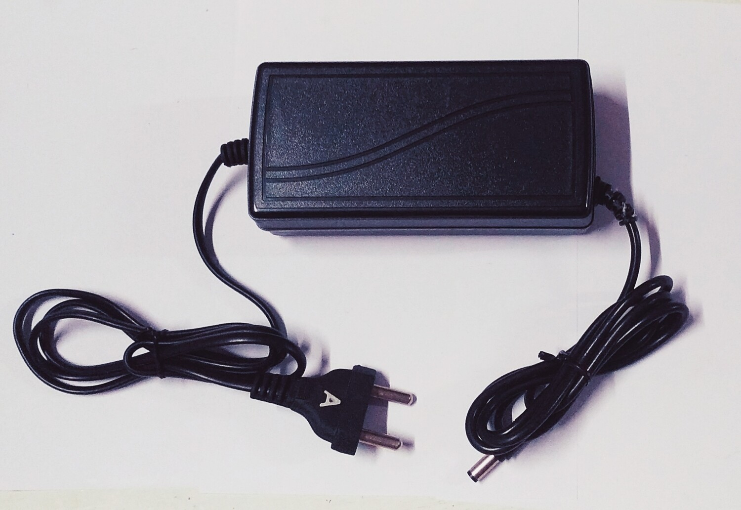 (P37) 12V 5A DC PIN ADAPTER (EH) PLASTIC BODY
