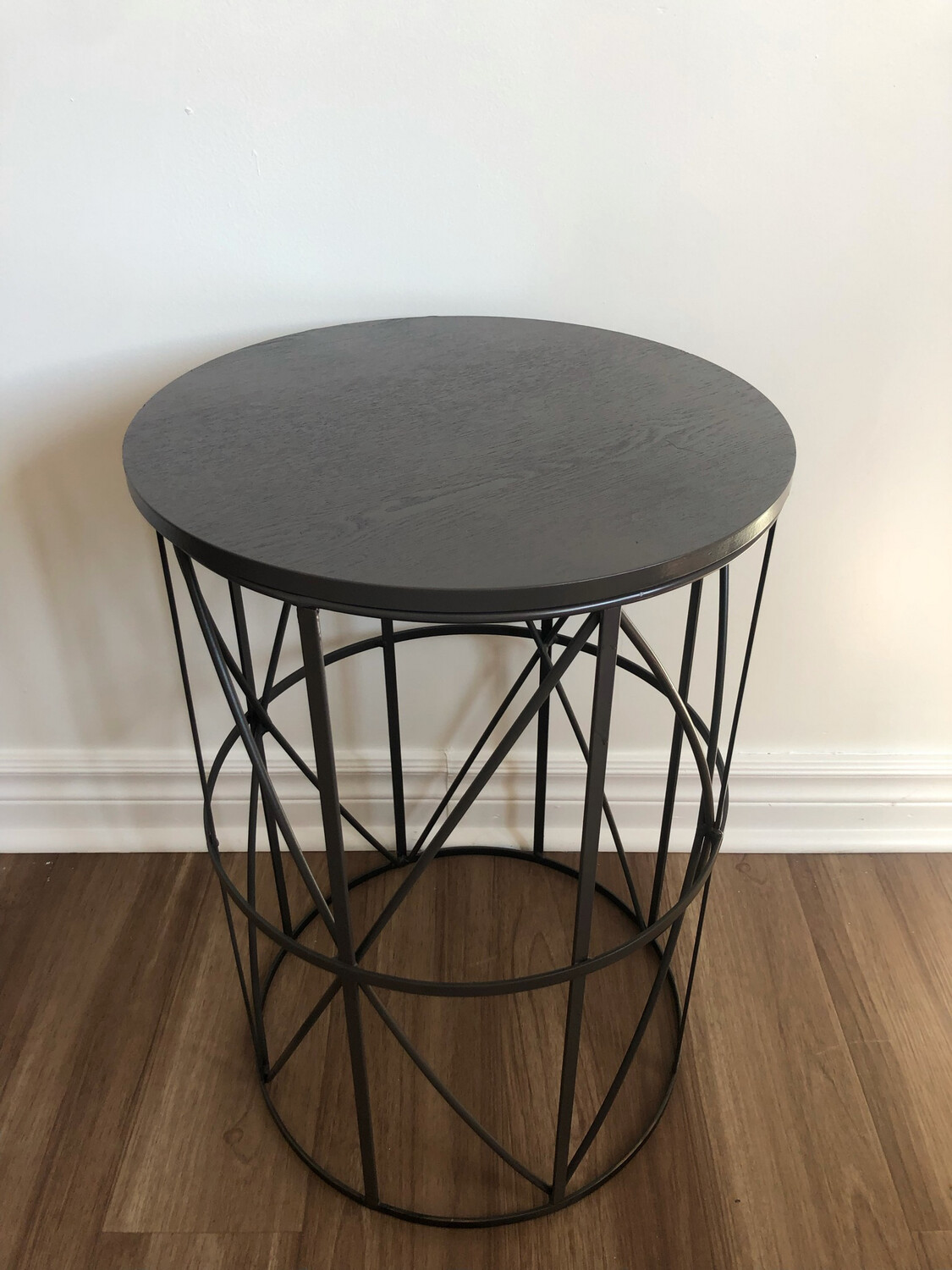 Single Metal Criss Cross End Table w/ Wood Top
