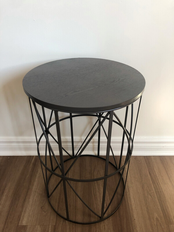 Single Metal Criss Cross End Table w/ Wood Top