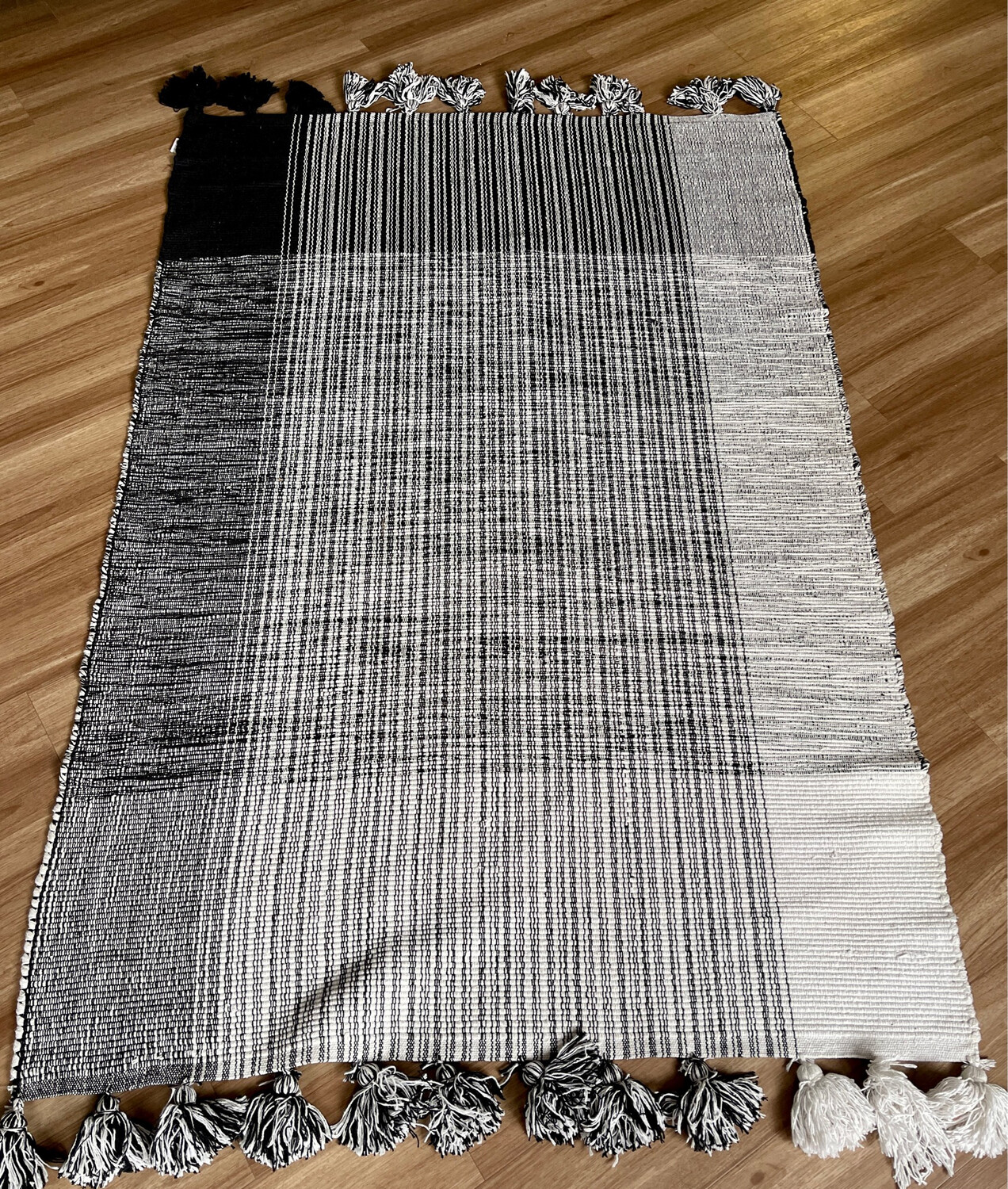 Black & White Weaved Thin Rug 4x6
