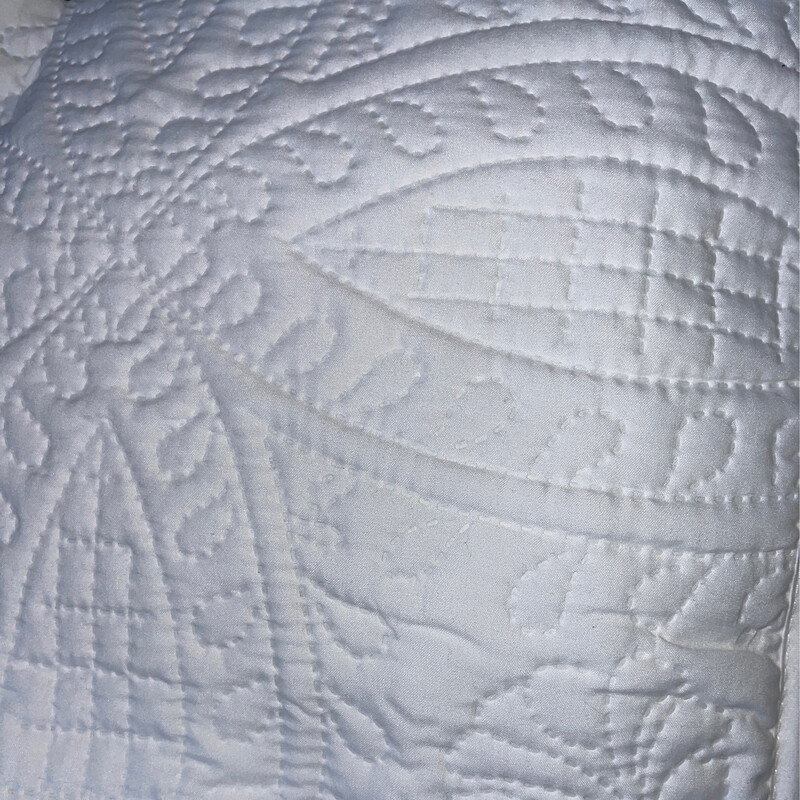 Twin Bedding - White Textured Quilt w/ 1 Case
