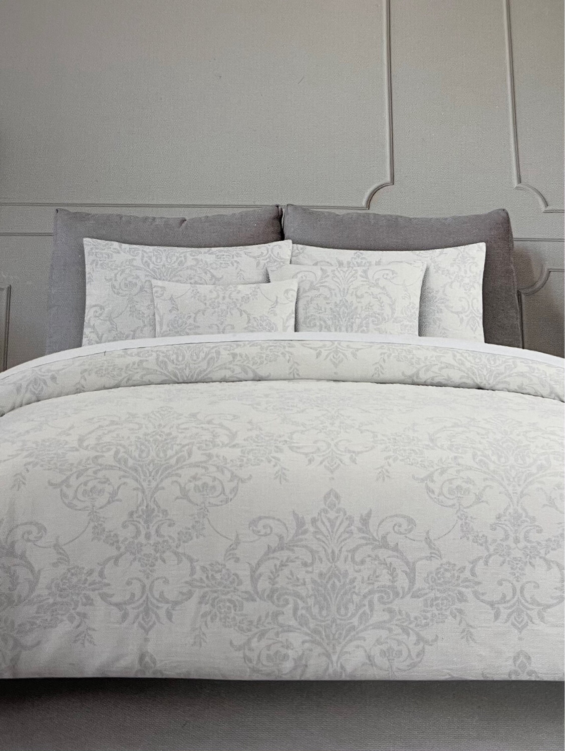 Queen Bedding - Off White/Silver Patterned Comforter w/ 2 Cases
