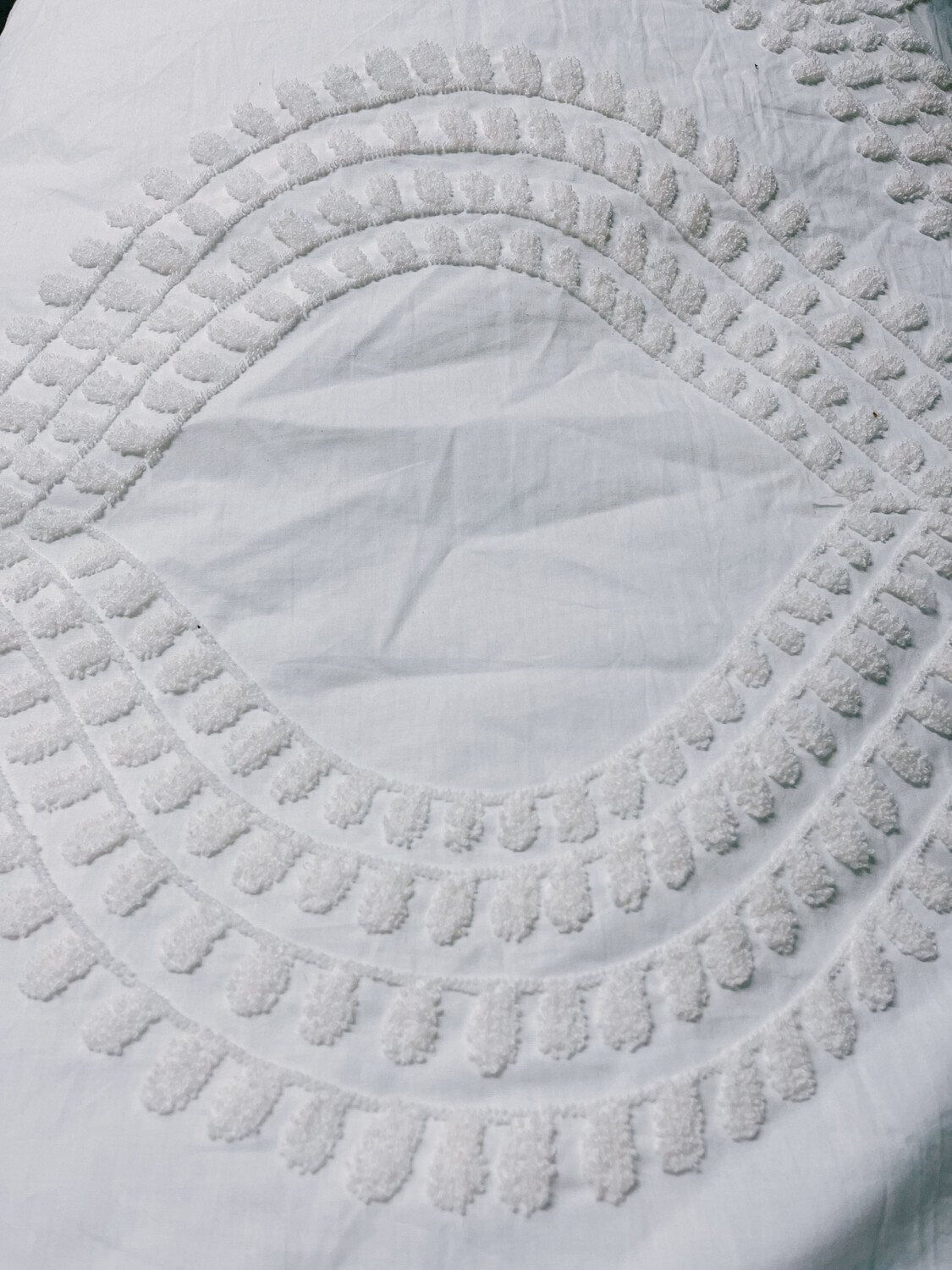 Queen Bedding - White Chic Patterned Comforter w/ 2 Cases