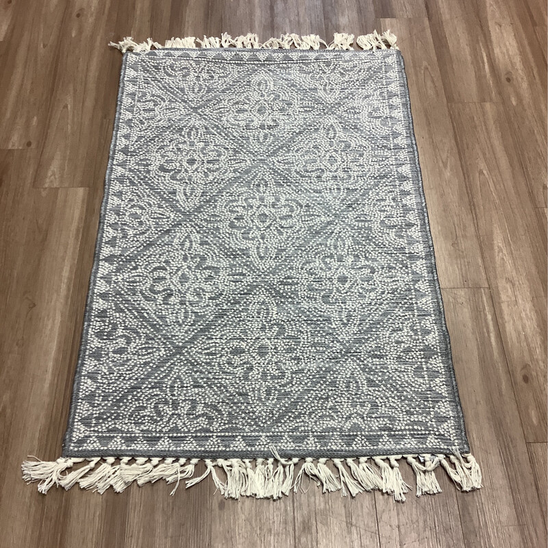 Light Grey & White Rug w/ Tassels 2.5x4