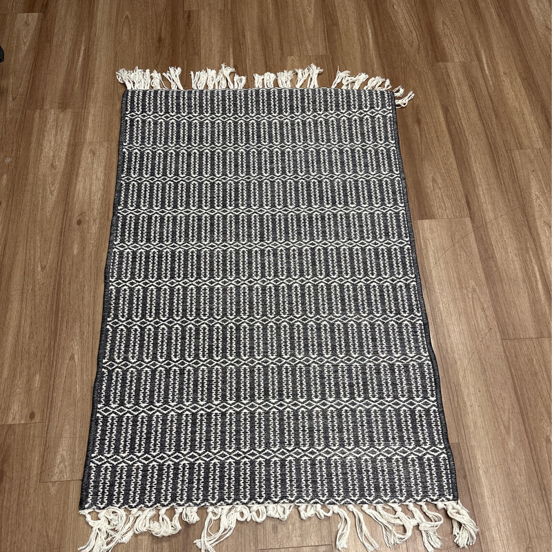 Black & White Rug With Tassels 2.5x4