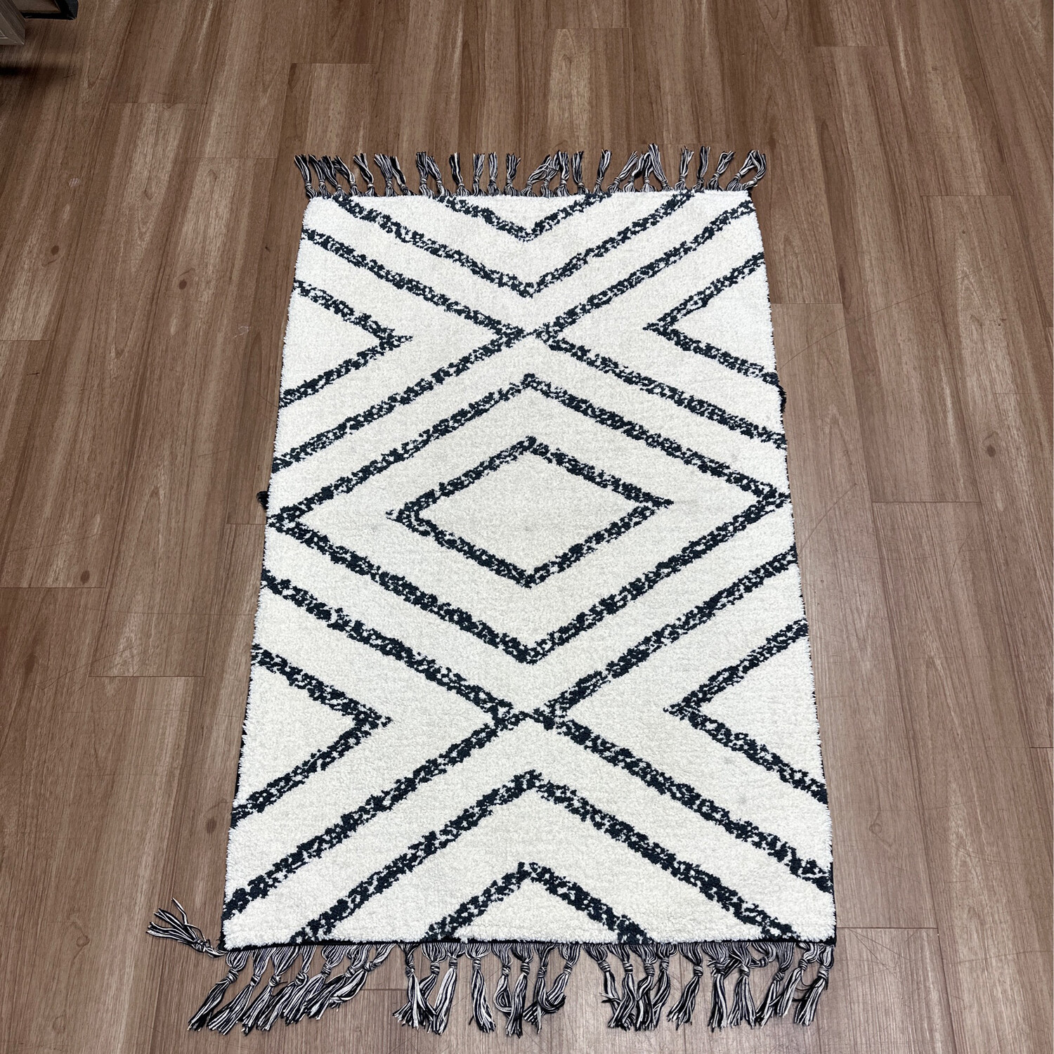 White & Dark Blue Patterned Rug With Tassels 2X4