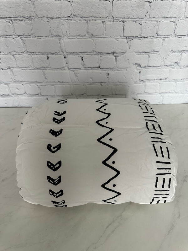 Queen Bedding - White & Black Patterned Comforter w/ 2 Cases