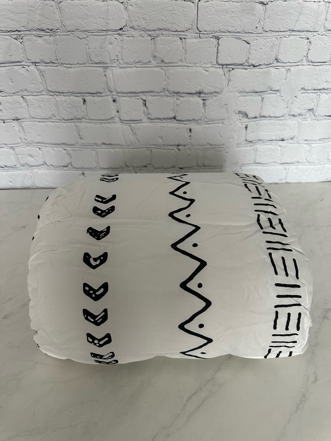 Queen Bedding - White & Black Patterned Comforter w/ 2 Cases