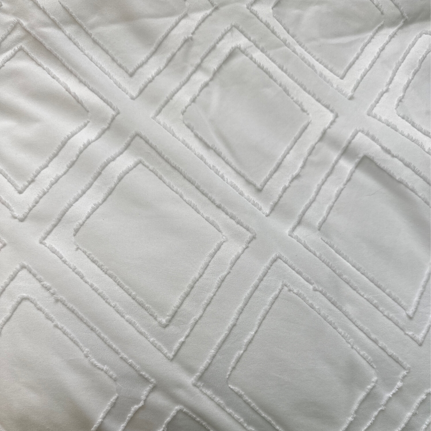 Queen Bedding - White Patterned Duvet w/ 2 Cases