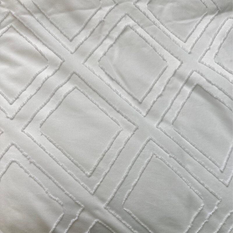 Queen Bedding - White Patterned Duvet w/ 2 Cases