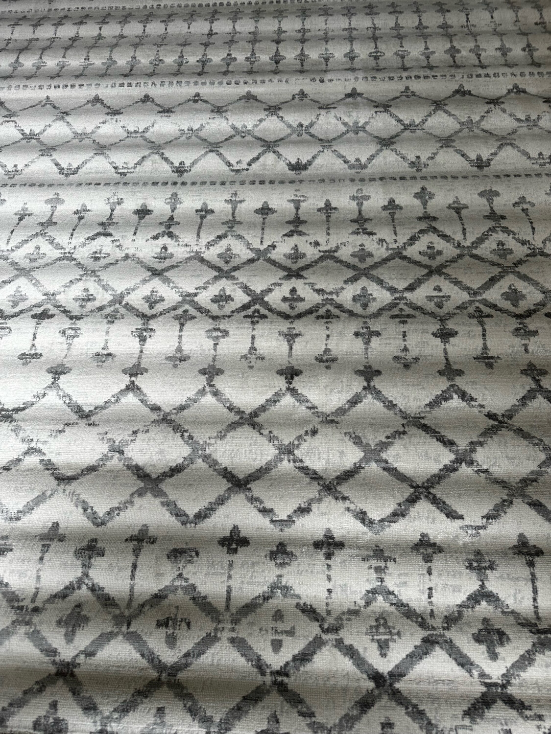 White & Grey Patterned Rug 8x10