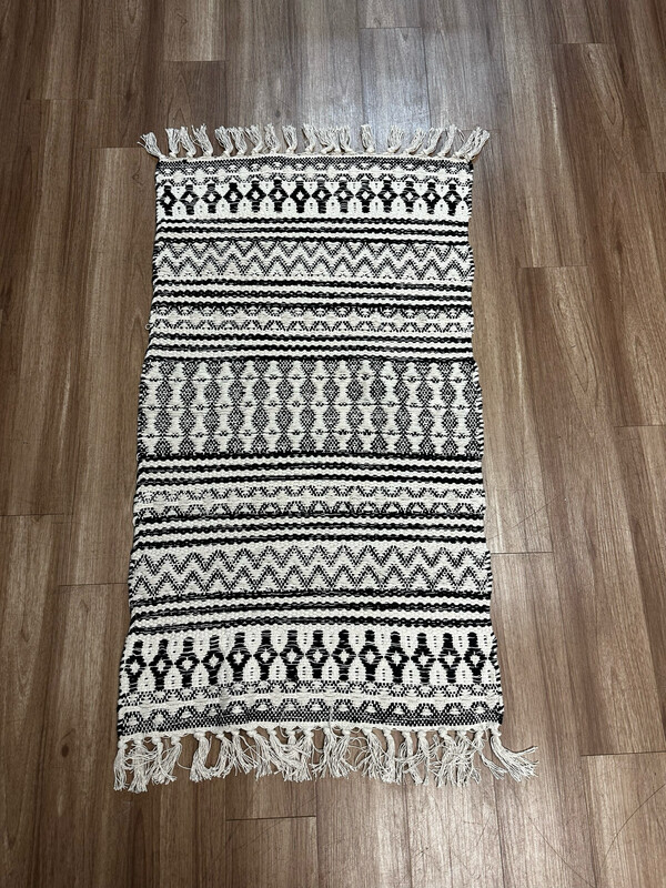 White & Black Patterned Rug w/ Tassels 2x4