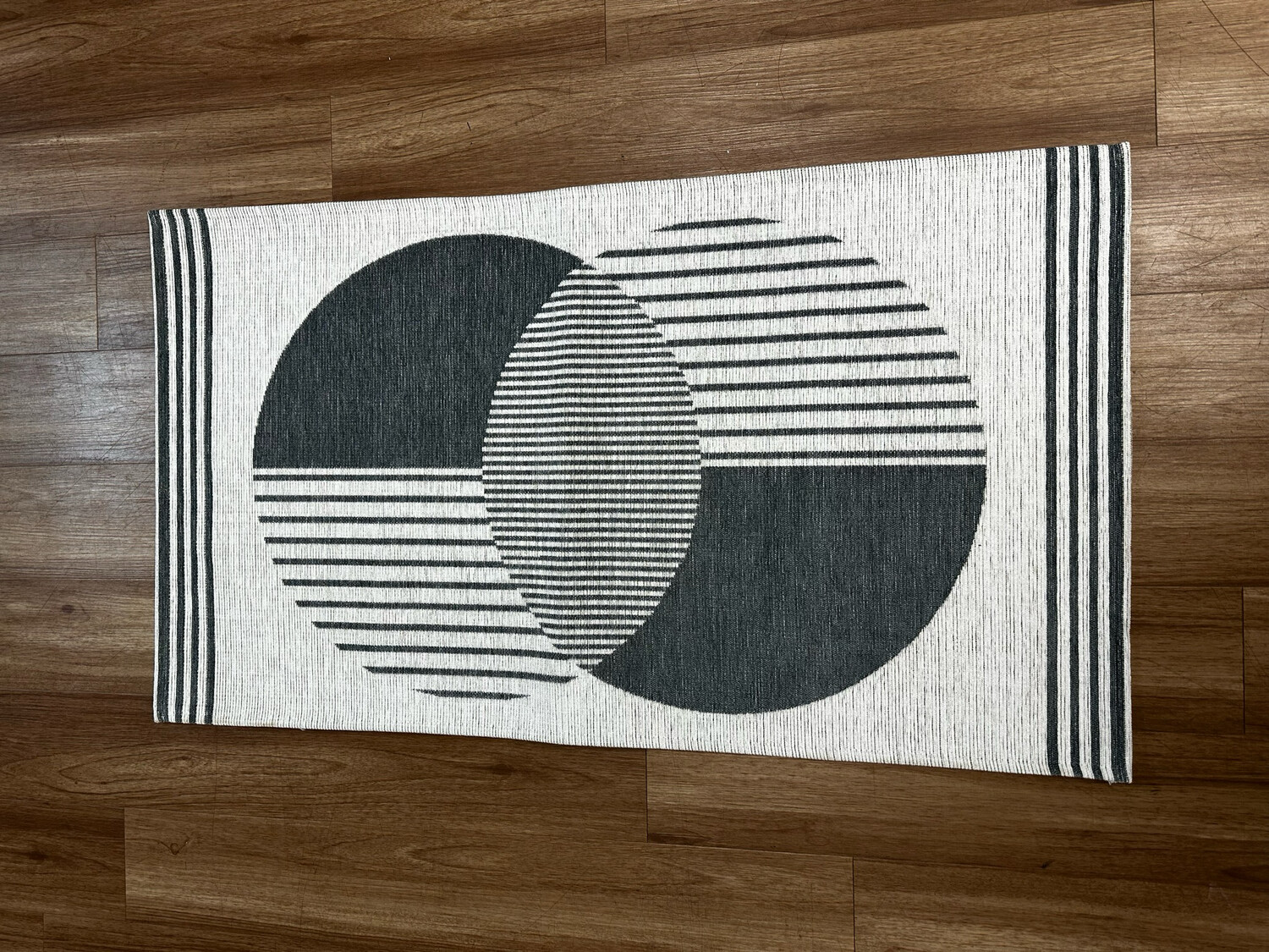 White & Grey Patterned Rug 2x4