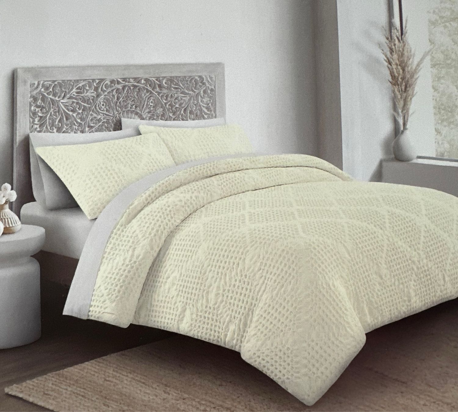 Queen Bedding - Beige Comforter w/ 2 Cases