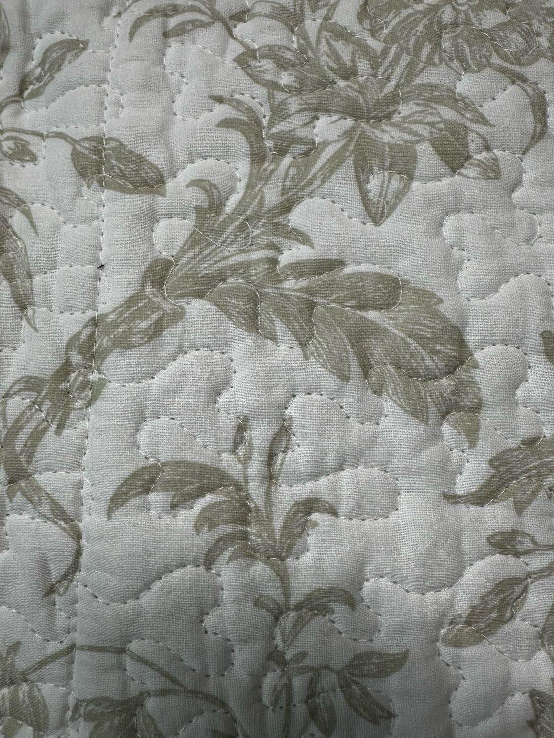 Twin Bedding - White & Beige Flower Quilt w/ 1 Case