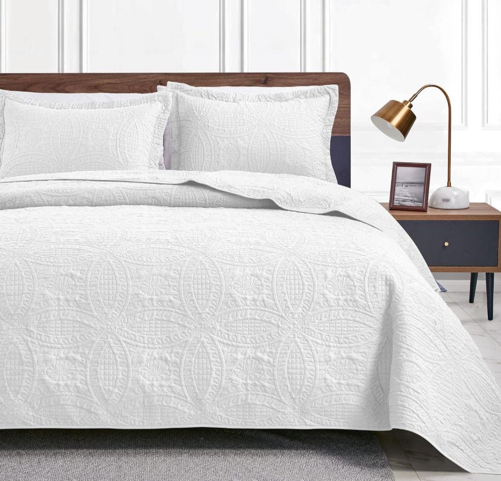 King Bedding - White Coin Pattern Quilt w/ 2 Cases