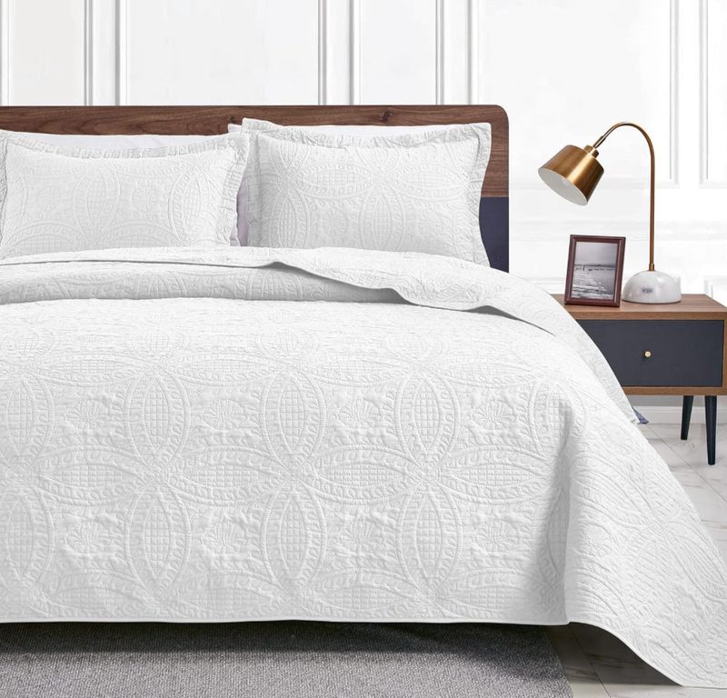 King Bedding - White Coin Pattern Quilt w/ 2 Cases