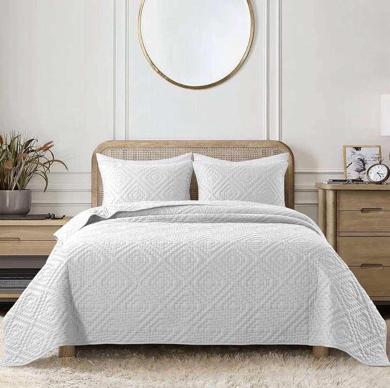 Twin Bedding - White Quilt w/ 1 Case