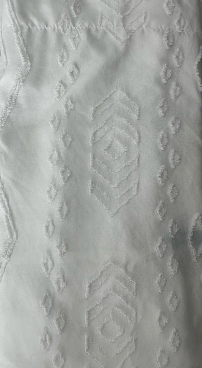 Queen Bedding - White Patterned Comforter w/ 2 Cases