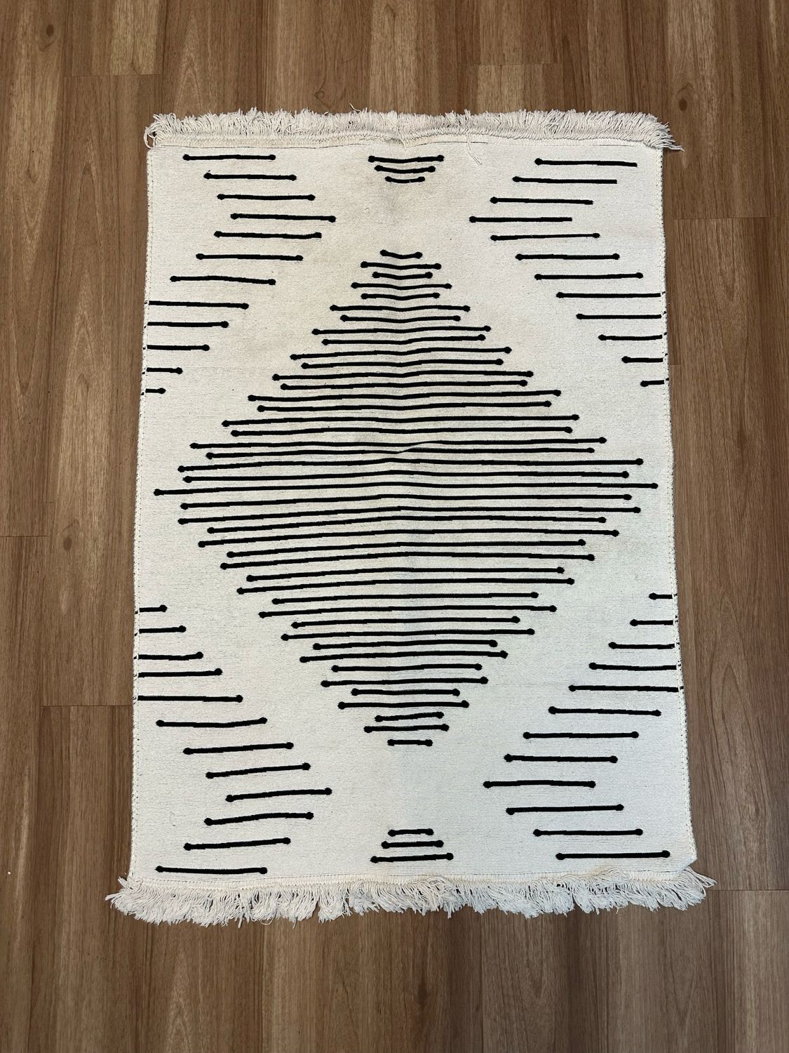 Black & White Reversible Rug With Tassels 2.5x4