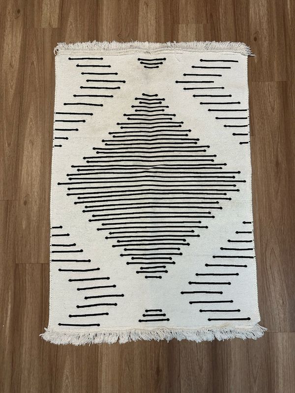Black & White Reversible Rug With Tassels 2.5x4