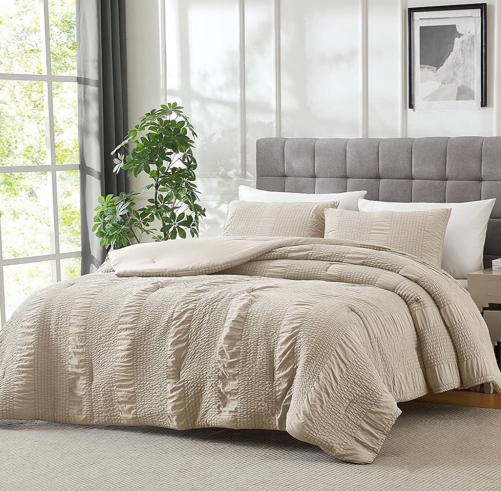 Queen Bedding - Beige Comforter w/ 2 Cases