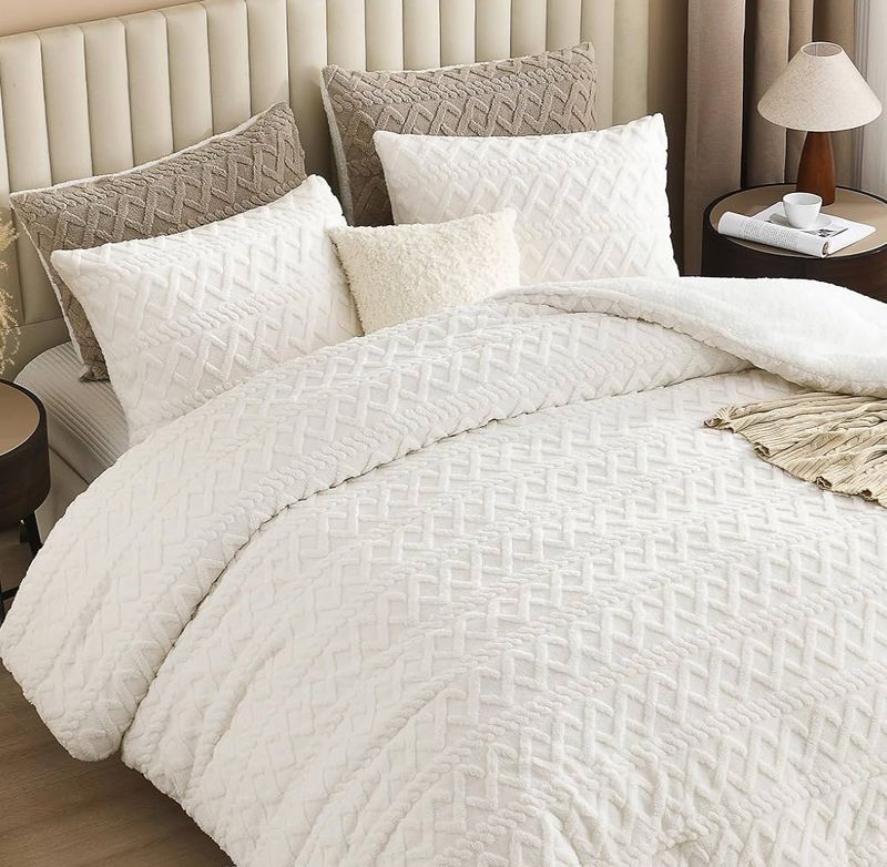 Queen Bedding - White Fluffy Sherpa Comforter w/ 2 Cases