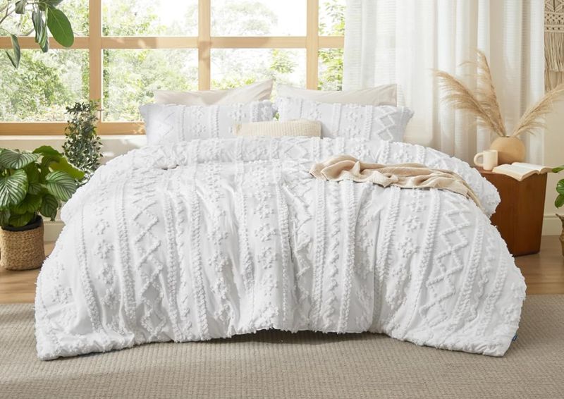 Queen Bedding - White Tufted Boho Comforter w/ 2 Cases