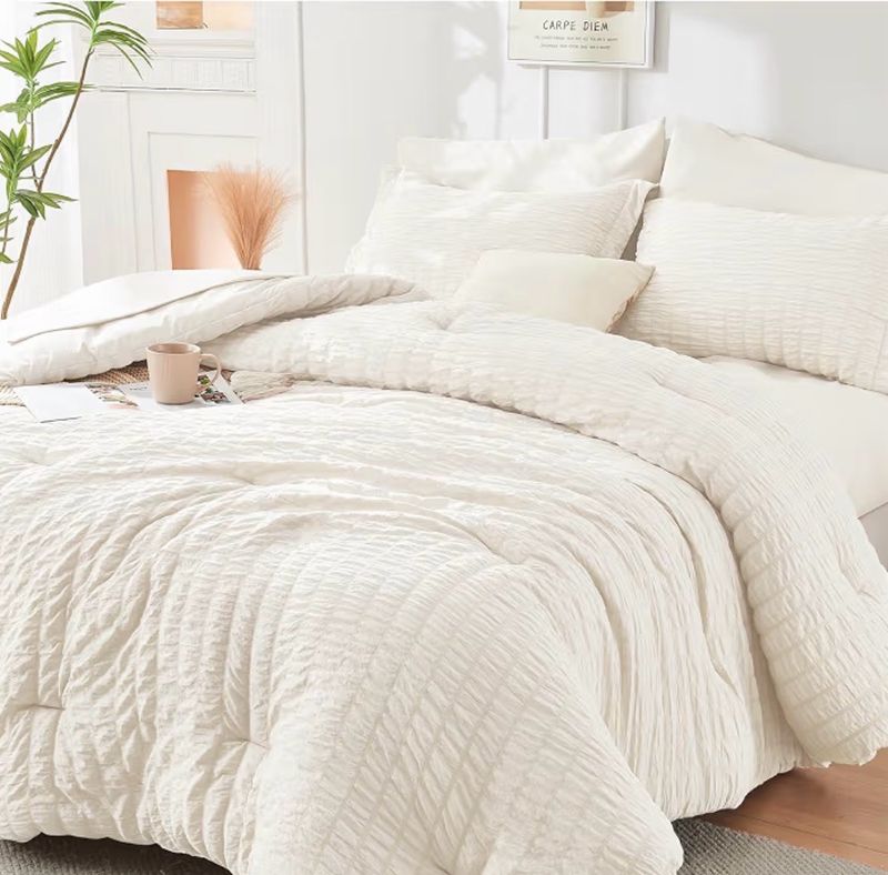 Queen Bedding - Ivory Patterned Duvet W/ 2 Cases