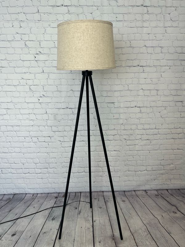 Black Metal Tripod Floor Lamp - 5 Foot