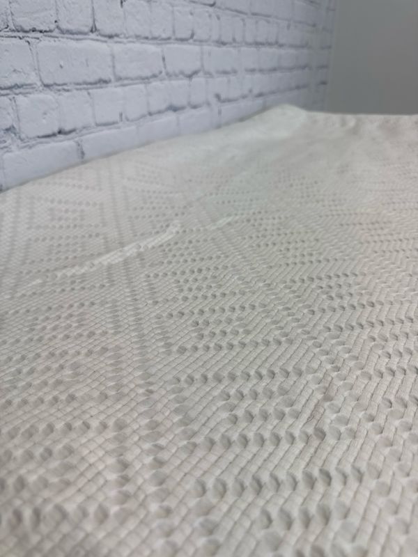 King Bedding - White Patterned Comforter w/ 2 Cases