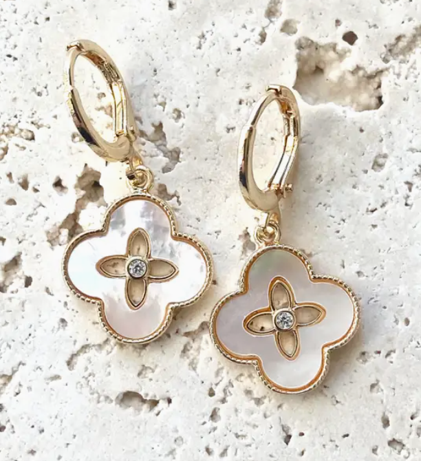 e24009 Clover Shell Earrings