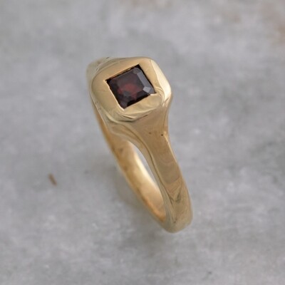 Elemental Signet Ring - Garnet 5⌀ (Vermeil)
