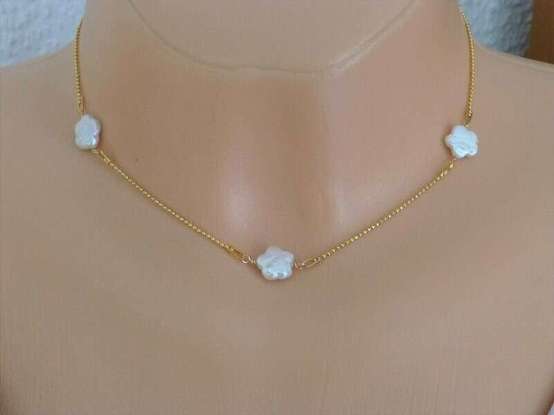 Kugelkette Gold Biwa-Blüten Weiß