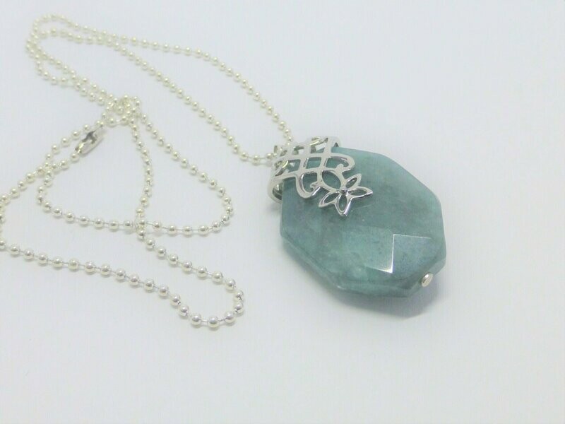 Lange Kugelkette Silber Aquamarinquarz-Anhänger Hellblau