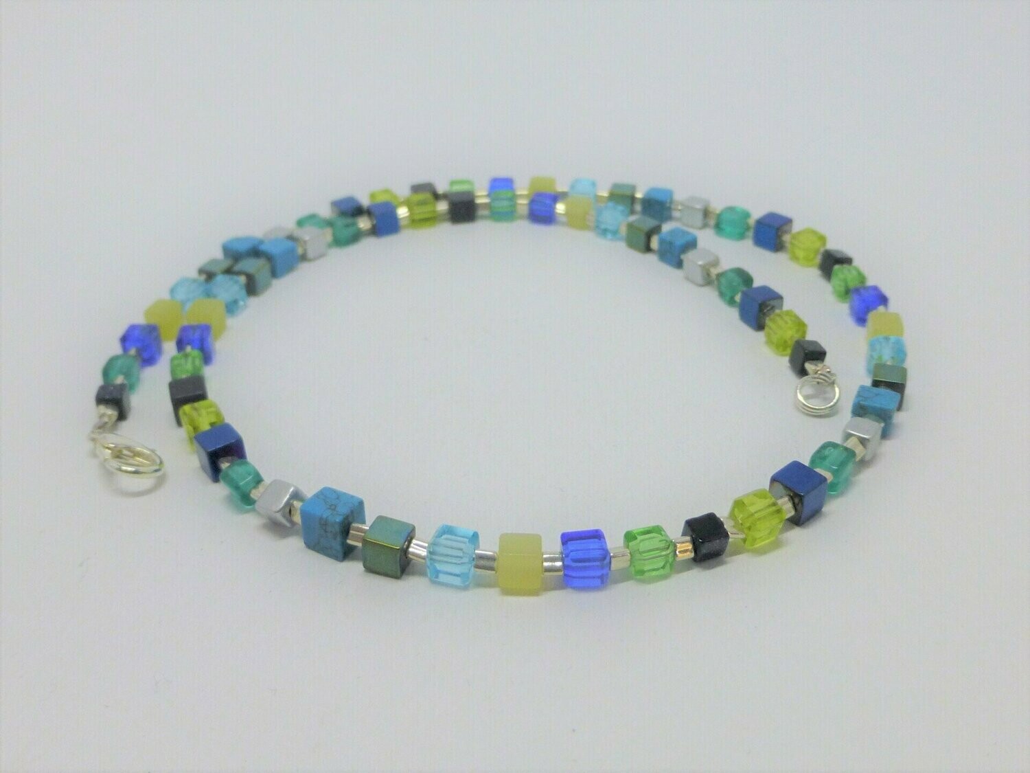 Bunte Würfelkette Blau-Grün-Silber