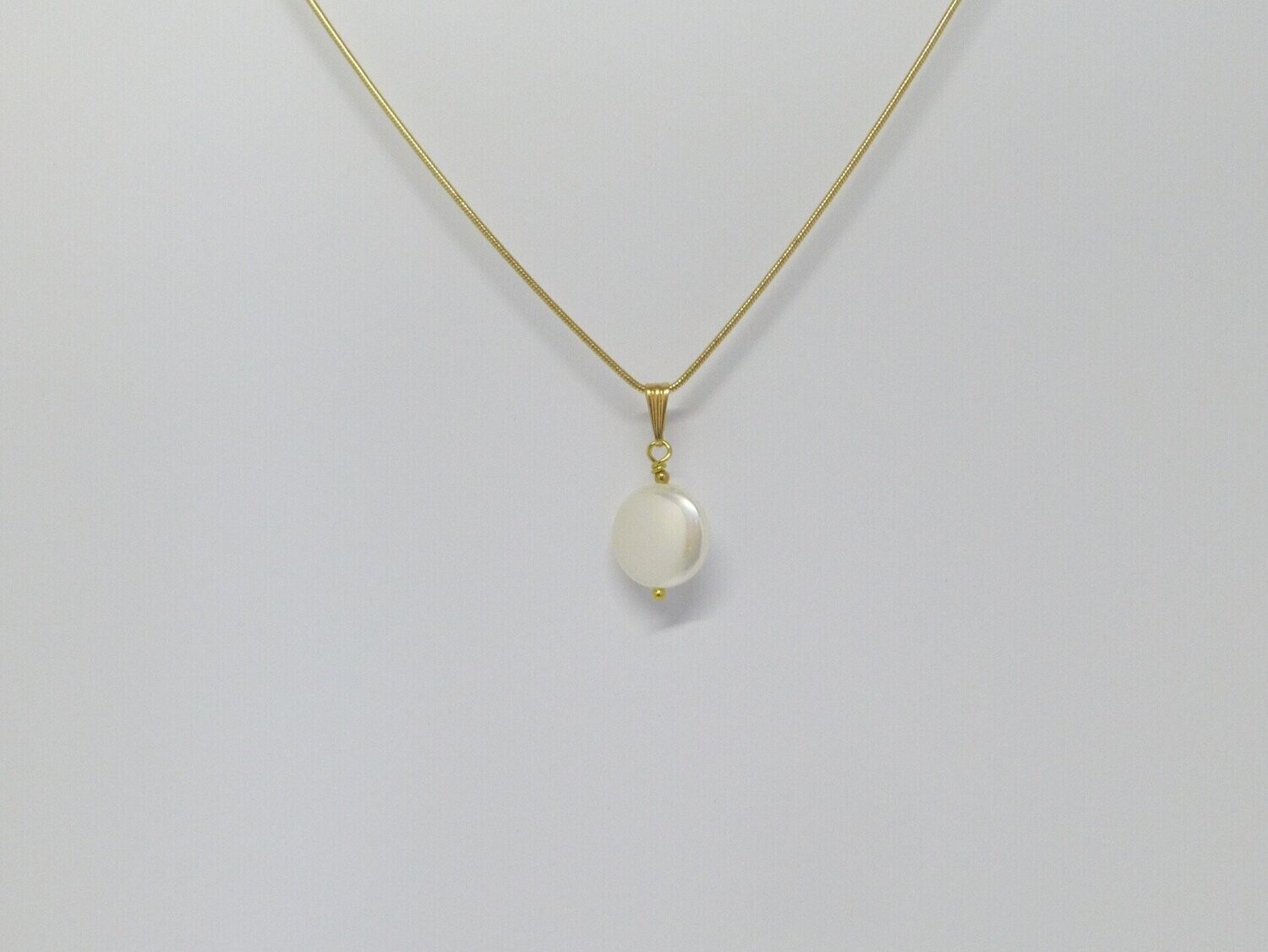 Schlangenkette Gold Anhängr Muschelkern-Perlen Münze Weiß