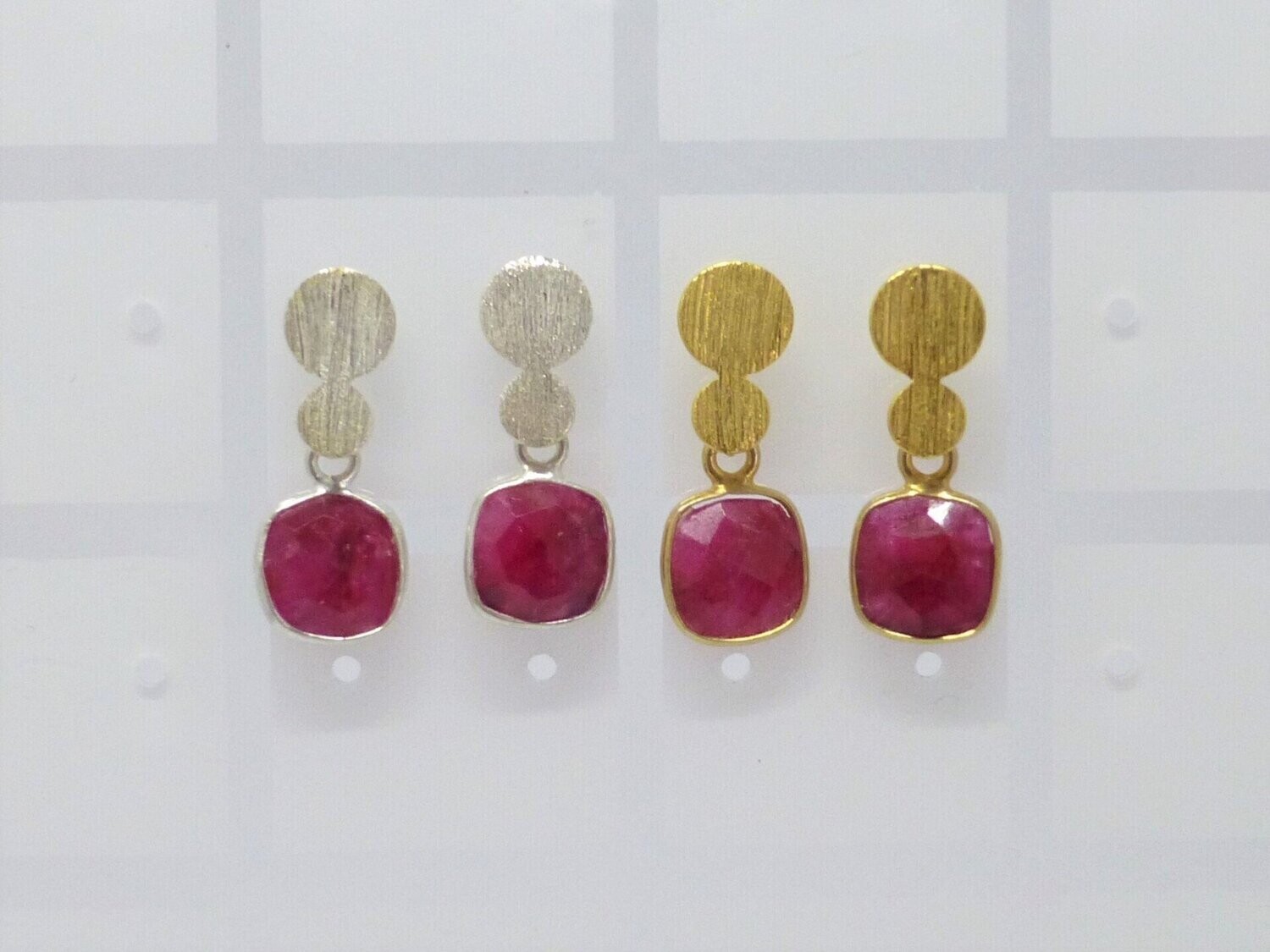 Ohrstecker mit Anhänger Rubin Imitat 7x7 Silber / Gold