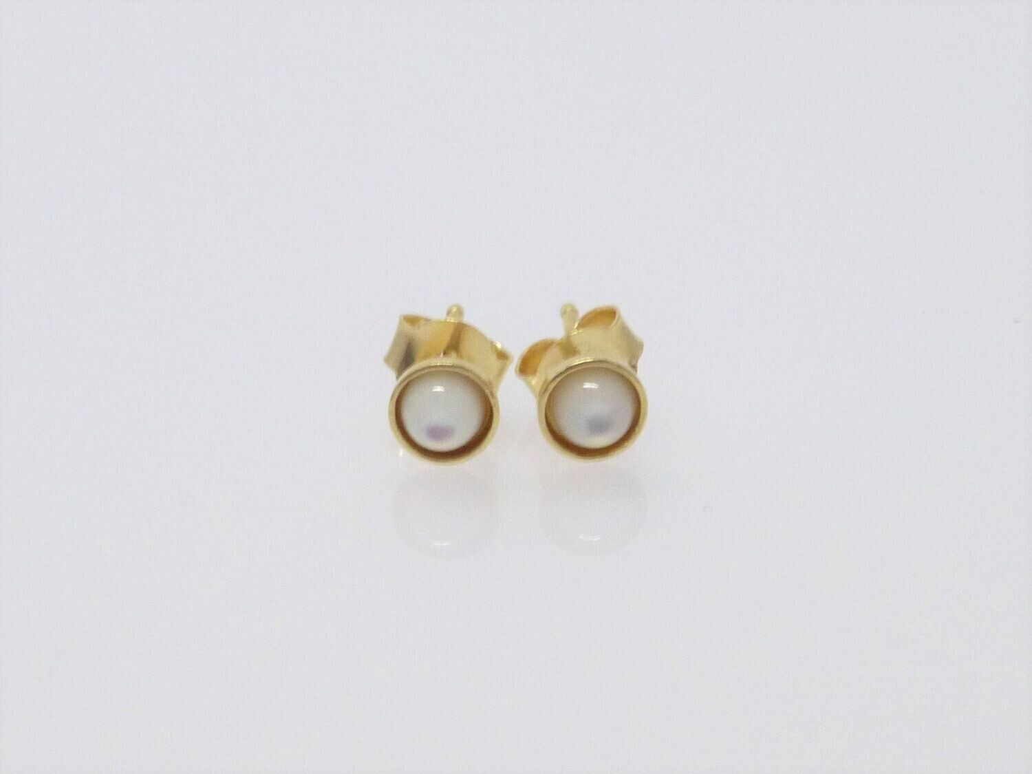 Ohrstecker Perlmutt Weiß Cabochon 4mm vergoldet