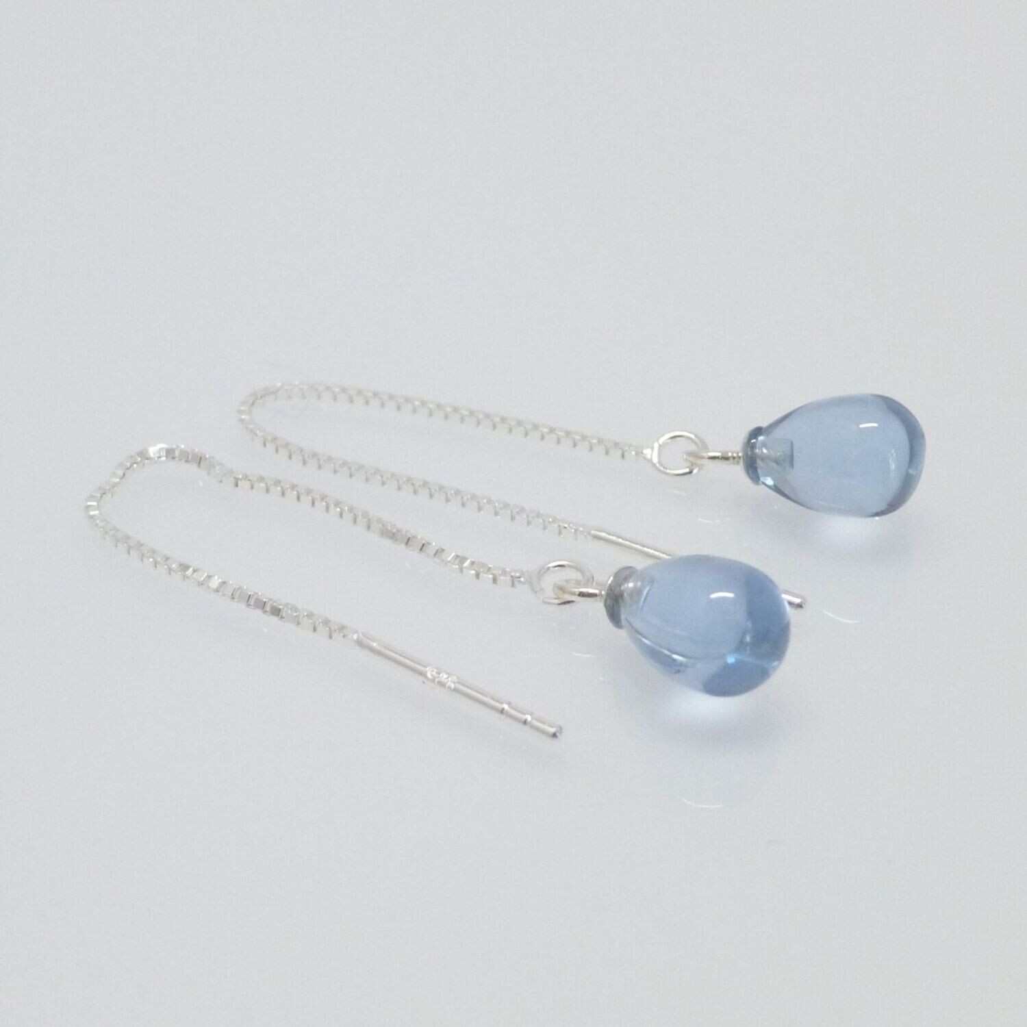 Zarte Kettenohrringe Silber mit synth. Aquamarin Tropfen