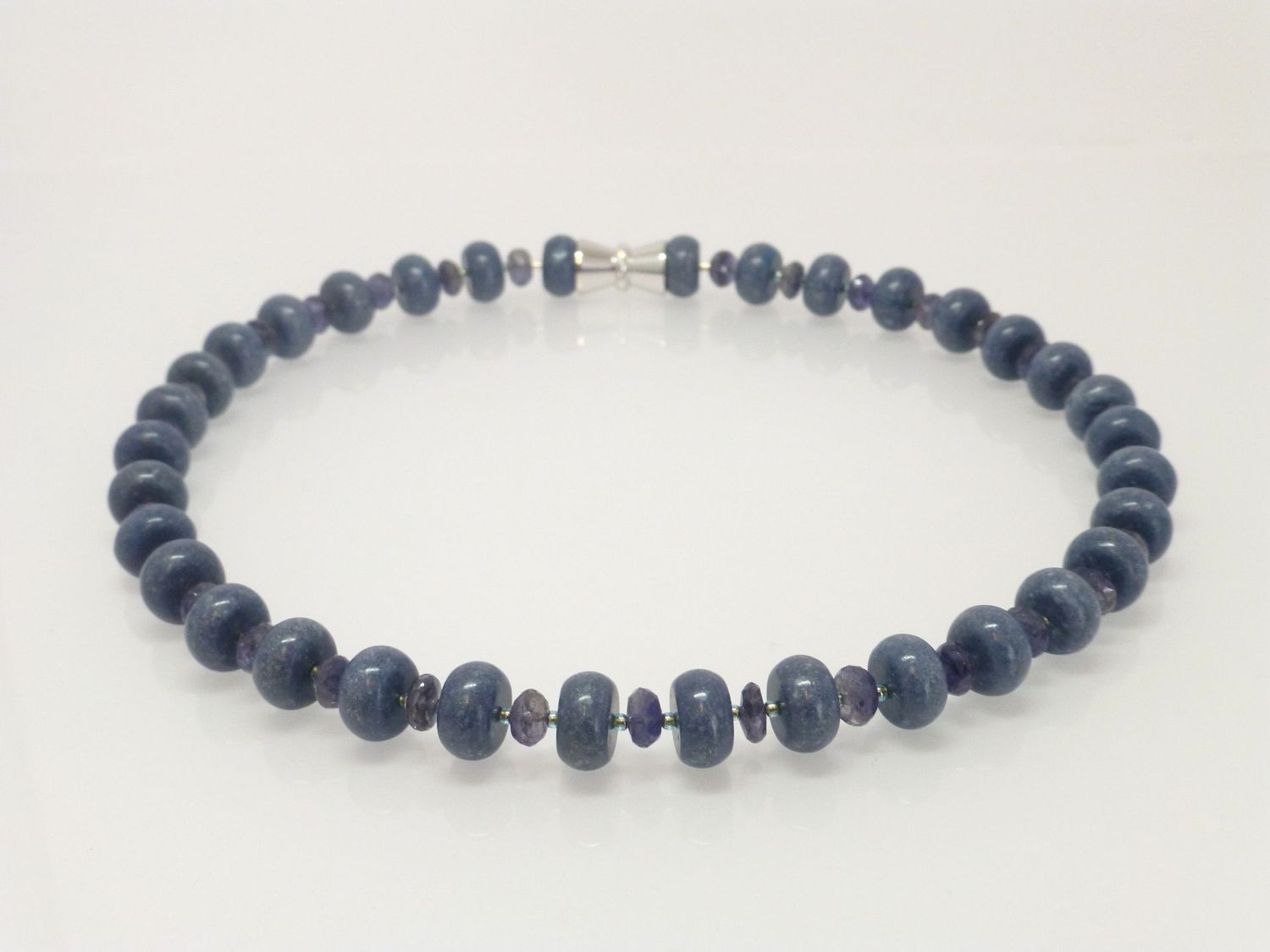 Halskette Schaumkoralle Blau Rondelle mit Iolith