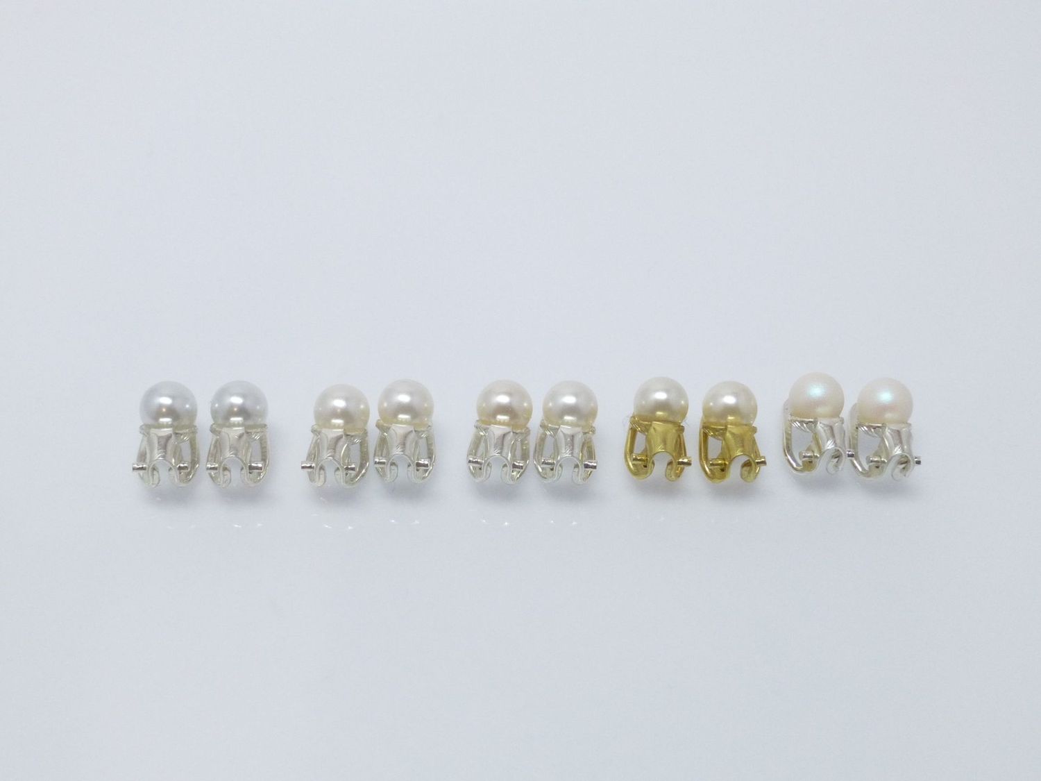 Ohrclips mit Perle 6mm - Weiß - Grau