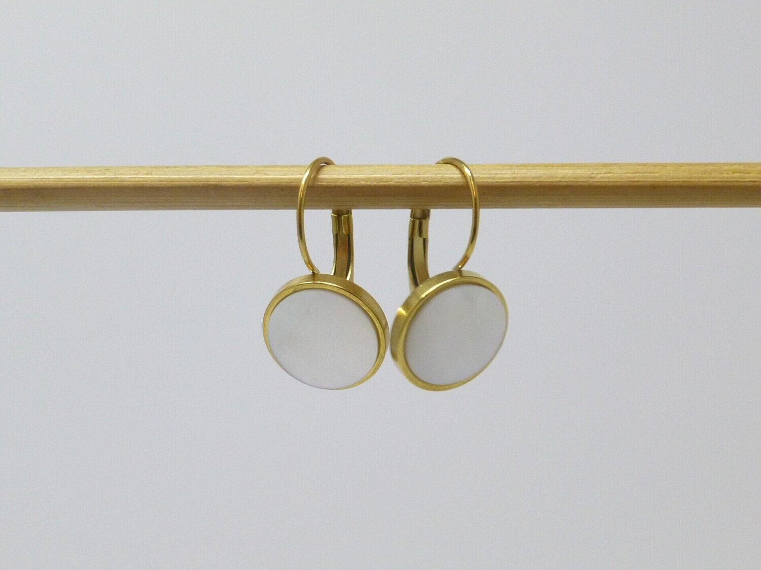 Ohrringe Edelstahl Gold Perlmutt Weiß Cabochon flach Ohrringe Edelstahl Gold Perlmutt Weiß Cabochon flach