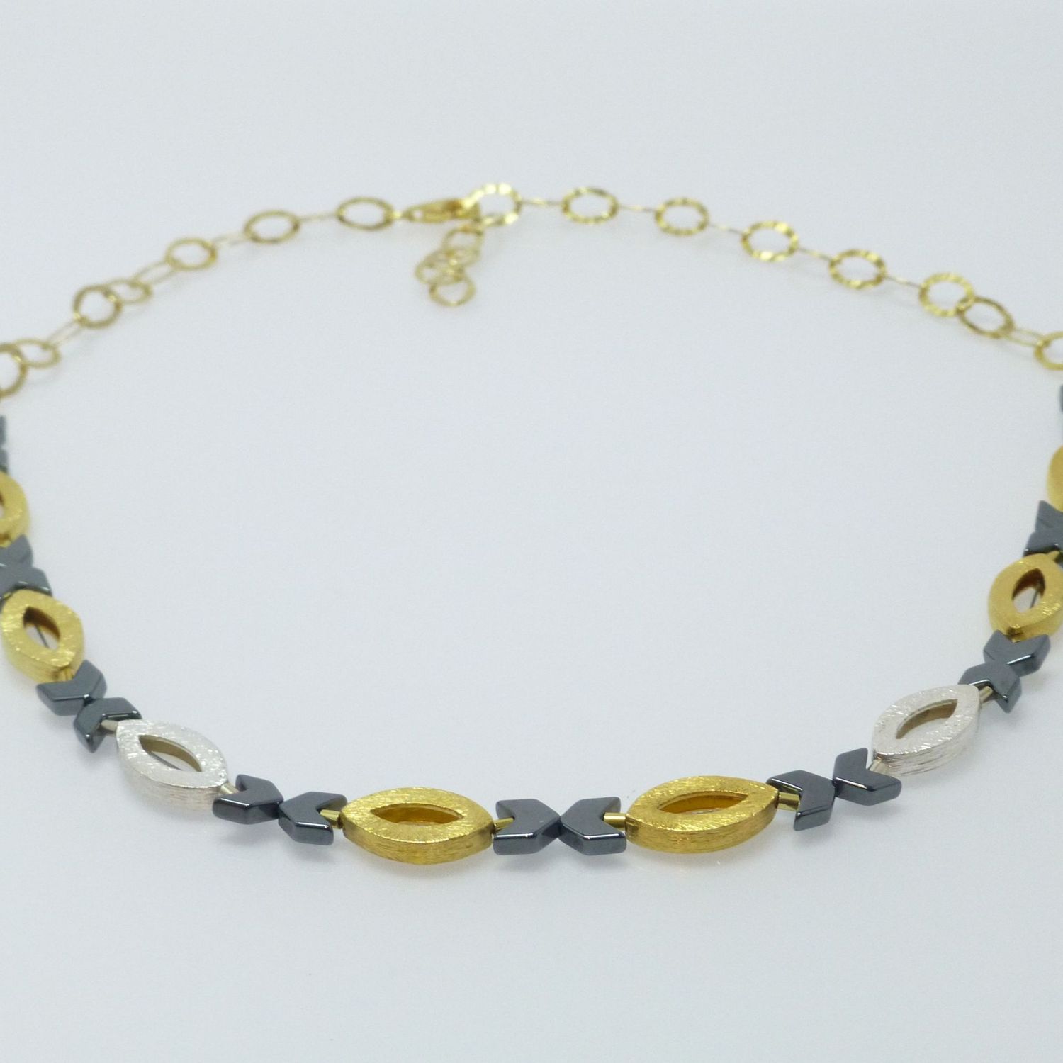 Halskette Navette Bicolor mit Hämatit Pfeilen veerstellbar Halskette Navette Bicolor mit Hämatit Pfeilen veerstellbar