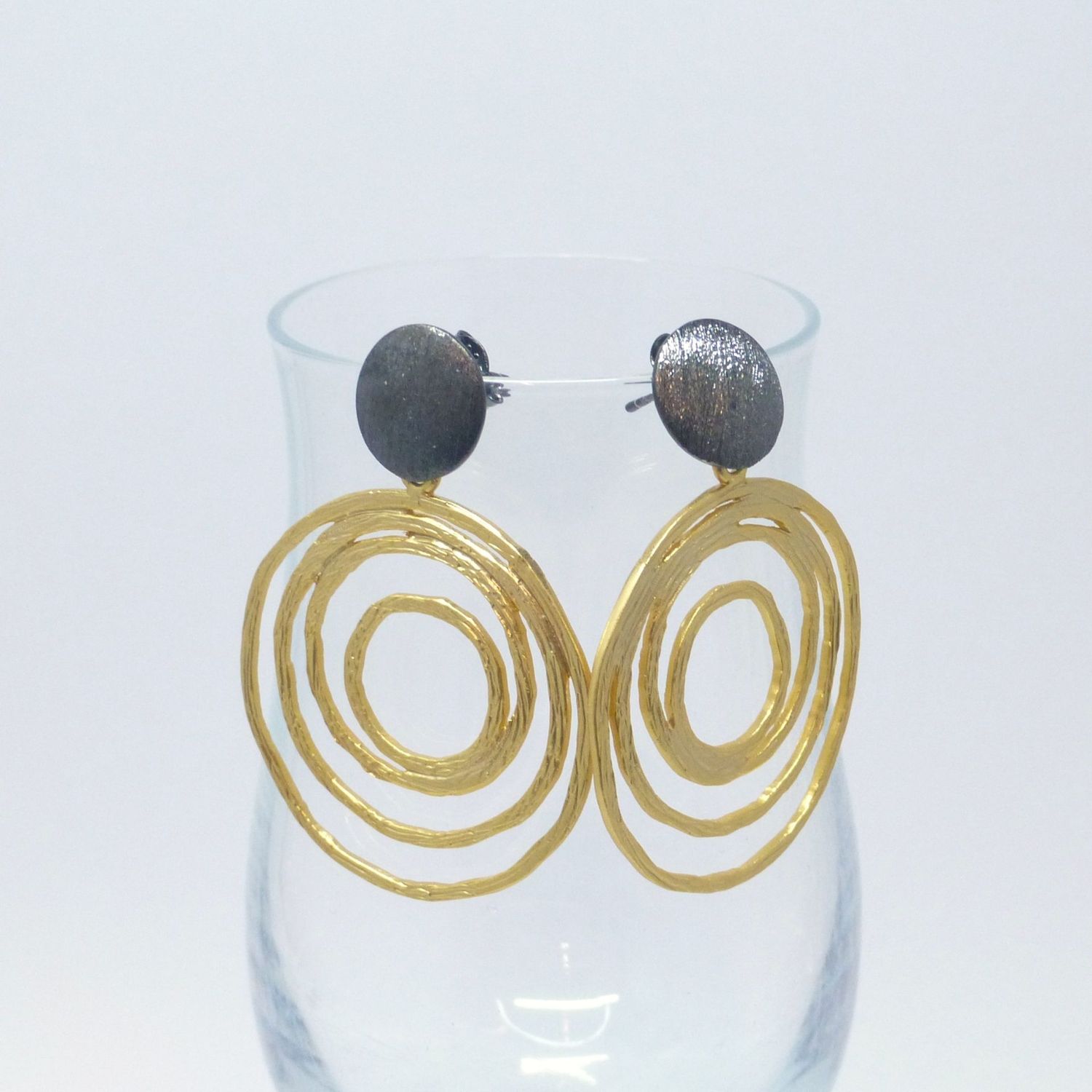 Ohrstecker Schwarz mit Anhänger Ringe Ohrstecker Schwarz mit Anhänger Ringe "Swirl" Gold