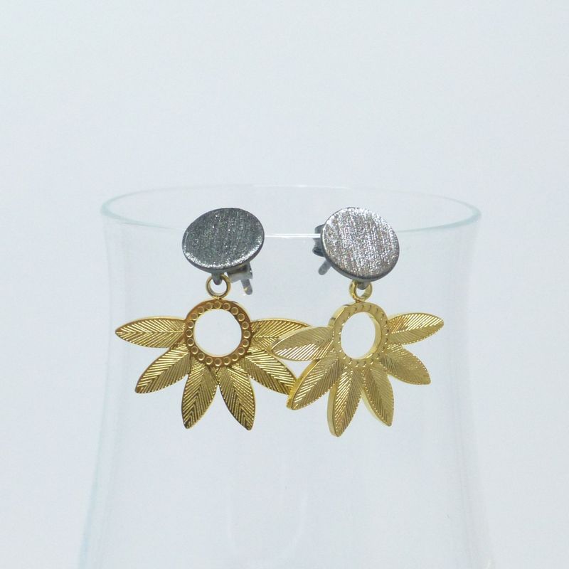 Ohrstecker Schwarz mit Anhänger Blätterbogen Gold