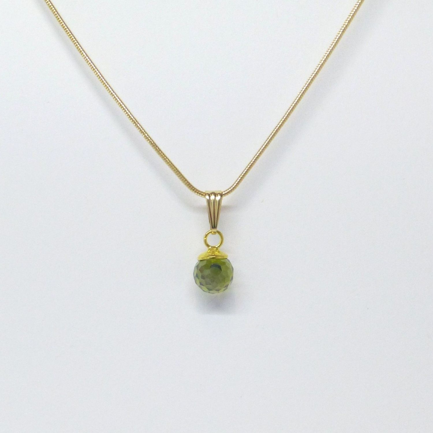 Kette vergoldet mit Anhänger Kugel Zirkonia Olivgrün Kette vergoldet mit Anhänger Kugel Zirkonia Olivgrün