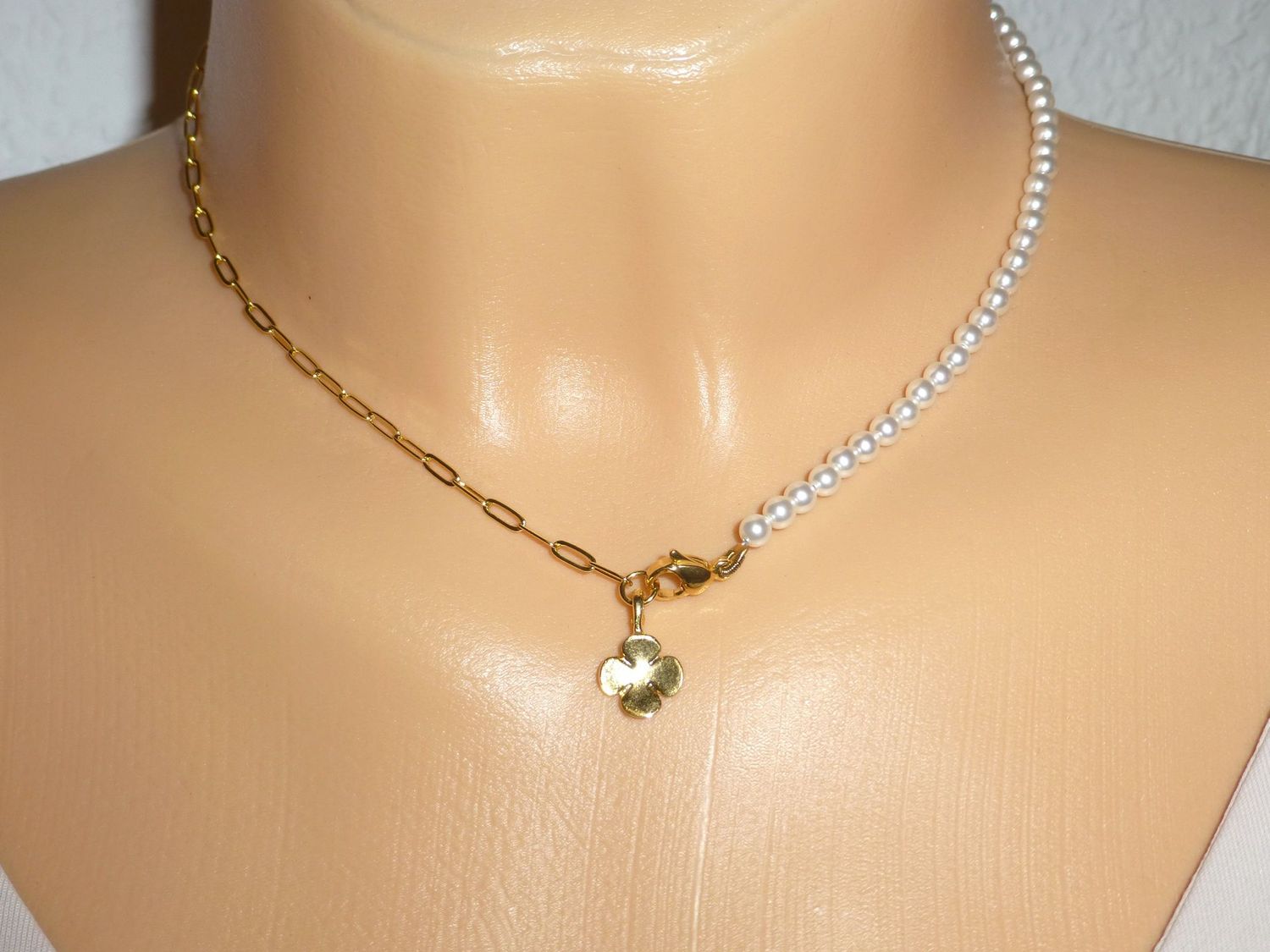Perlenkette asymmetrisch mit Anhänger Kleeblatt Weiß Gold